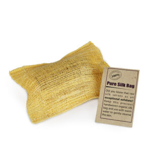 Savon aux protéines de soie dans un sac en soie brute